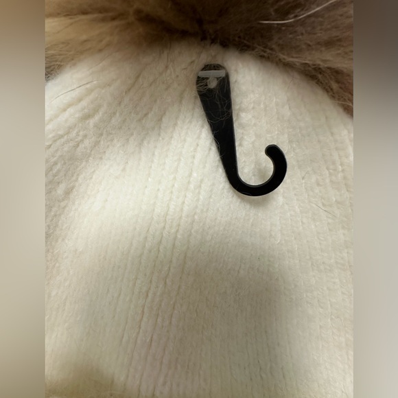 Elegant NWT Cherie Bliss Cream Knit Hat with Faux Fur Pom - Picture 6 of 8